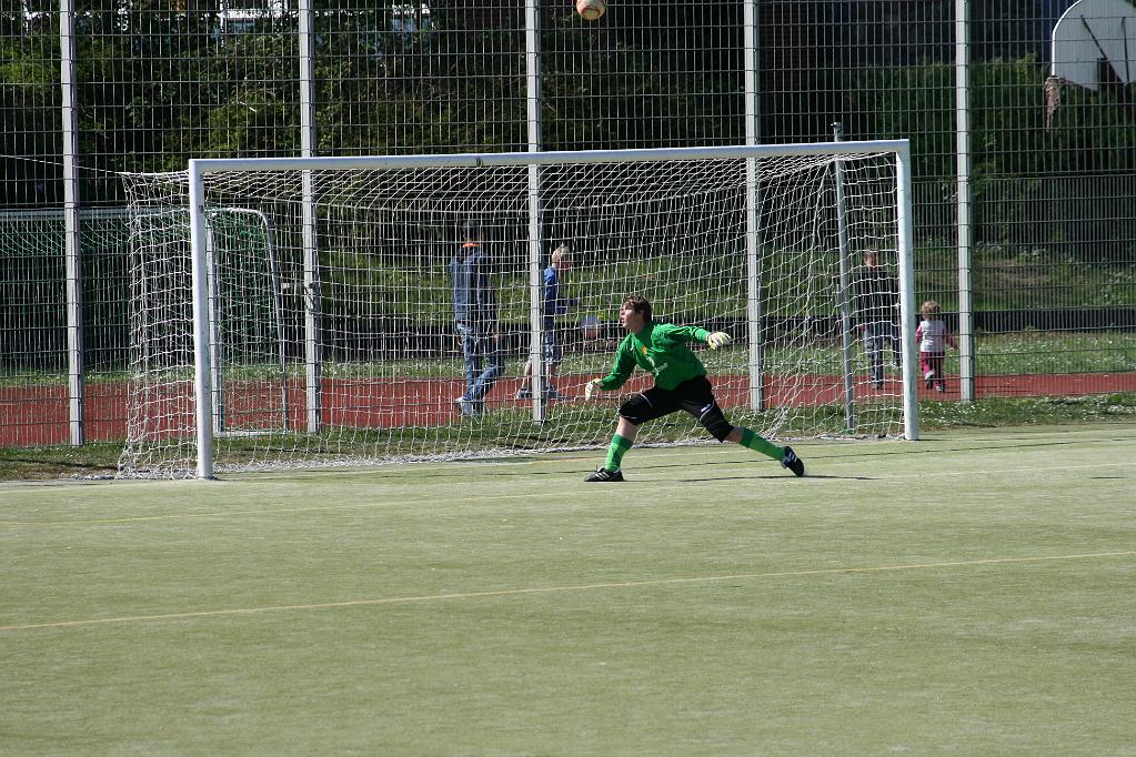 Hhafen-Sereetz 3-0 018.jpg - Glück gehabt. Auch in dieser Szene ging der Ball zuvor an den Pfosten.